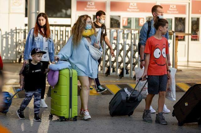 Uçuşlar tekrar başladı, Ruslar Antalya'ya akın etti Uçuşlar tekrar başladı, Ruslar Antalya'ya akın etti