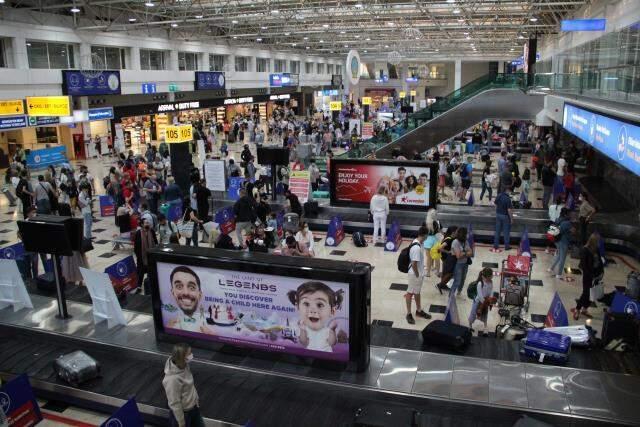 Uçuşlar tekrar başladı, Ruslar Antalya'ya akın etti Uçuşlar tekrar başladı, Ruslar Antalya'ya akın etti
