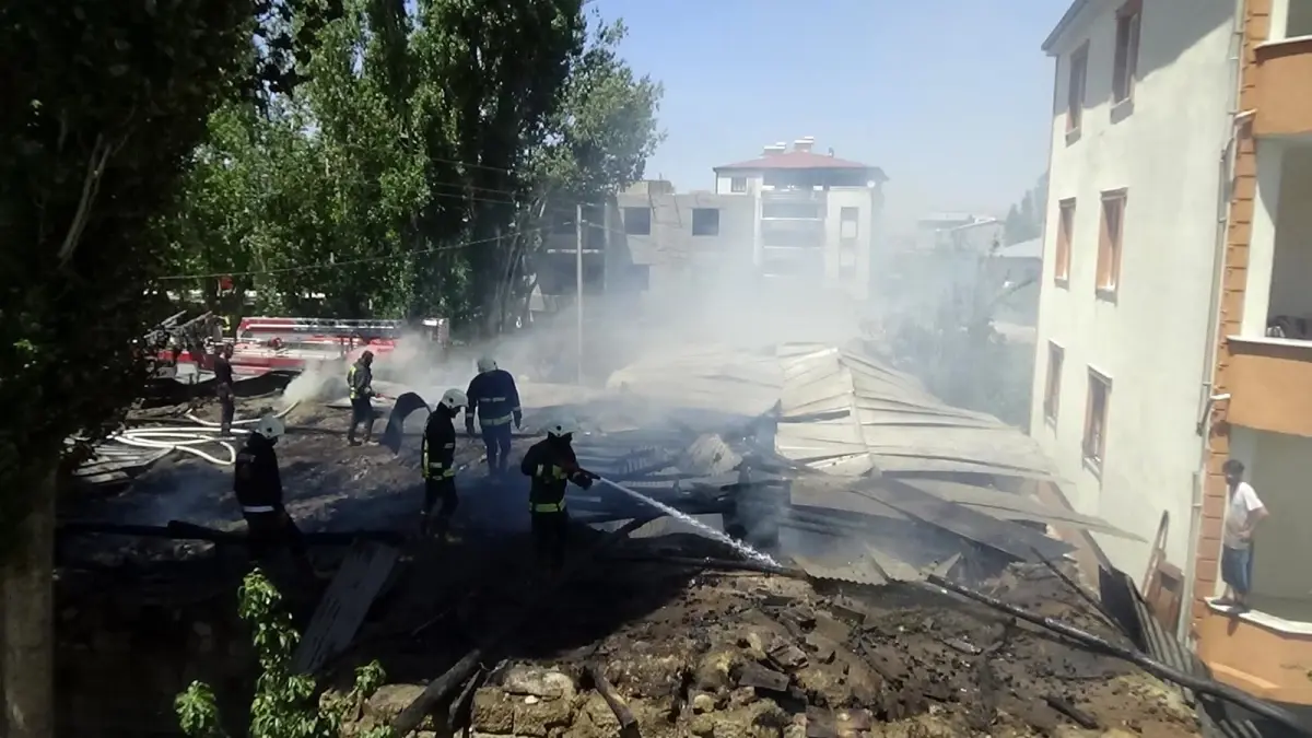 Son Dakika | Van'da ahır yangını; 3 yaralı