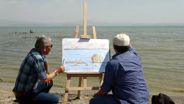 Son dakika haber! VAN GÖLÜ'NDE GÜN YÜZÜNE ÇIKAN MİKROBİYALİTLER RESSAMLARA İLHAM OLDU