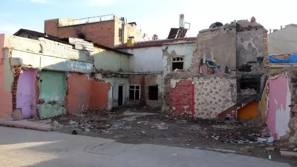 Yangında annesini kaybeden Okay'ın iki eli, bileklerinden kesildi