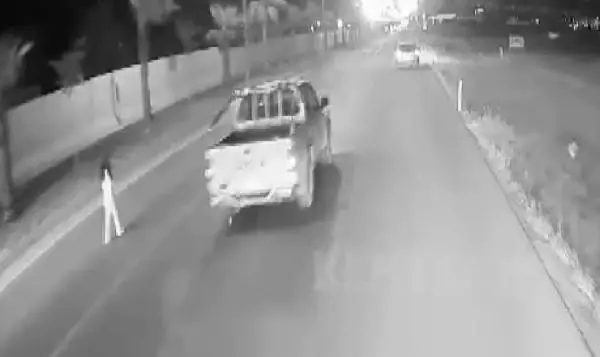 MARDİN YOLUN KARŞISINA GEÇMEKTE ZORLANAN HELİN'E DESTEK OLAN ŞOFÖR, ÖDÜLLENDİRİLDİ