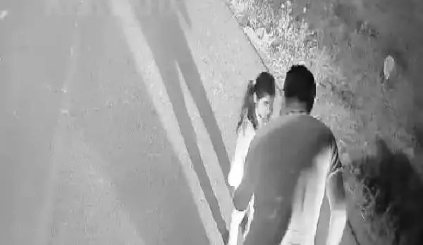 MARDİN YOLUN KARŞISINA GEÇMEKTE ZORLANAN HELİN'E DESTEK OLAN ŞOFÖR, ÖDÜLLENDİRİLDİ