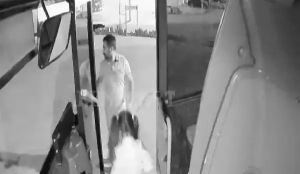 MARDİN YOLUN KARŞISINA GEÇMEKTE ZORLANAN HELİN'E DESTEK OLAN ŞOFÖR, ÖDÜLLENDİRİLDİ
