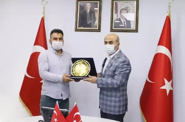 MARDİN YOLUN KARŞISINA GEÇMEKTE ZORLANAN HELİN'E DESTEK OLAN ŞOFÖR, ÖDÜLLENDİRİLDİ