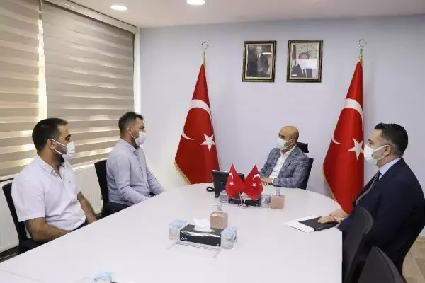 MARDİN YOLUN KARŞISINA GEÇMEKTE ZORLANAN HELİN'E DESTEK OLAN ŞOFÖR, ÖDÜLLENDİRİLDİ