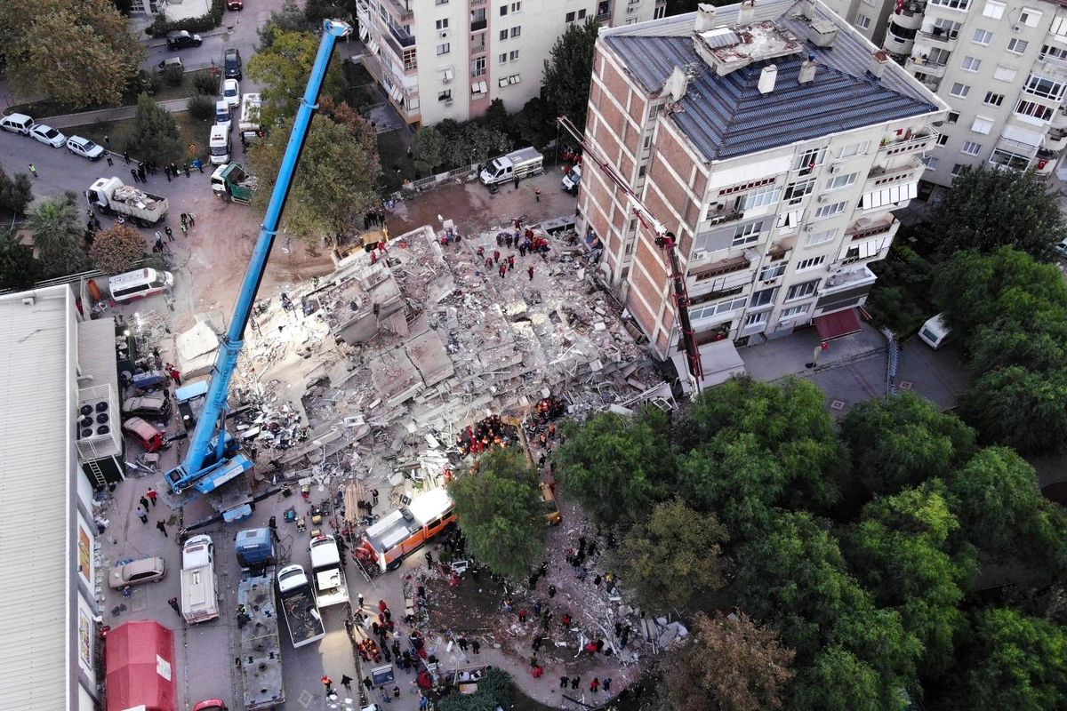 15 kişiye mezar olan Doğanlar Apartmanı deprem yönetmeliğine aykırı yapılmış