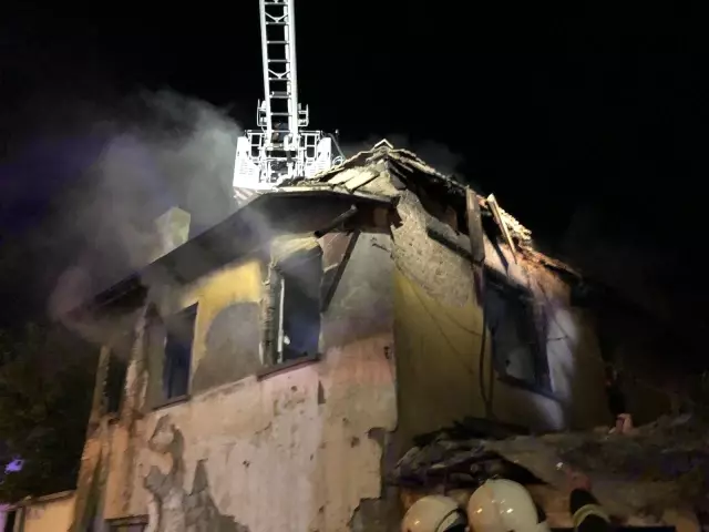 : 3 küçük kız kardeş müstakil evde çıkan yangında hayatını kaybetti