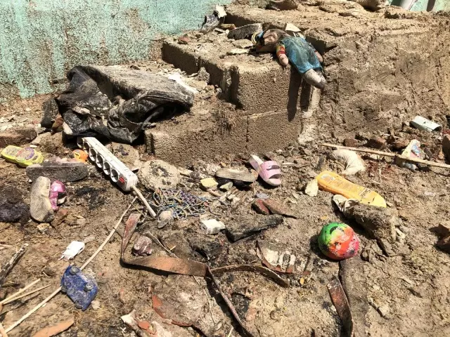 3 küçük kız kardeşten geriye kalan elbise ve oyuncaklar yürek burktu 3 küçük kız kardeşten geriye kalan elbise ve oyuncaklar yürek burktu