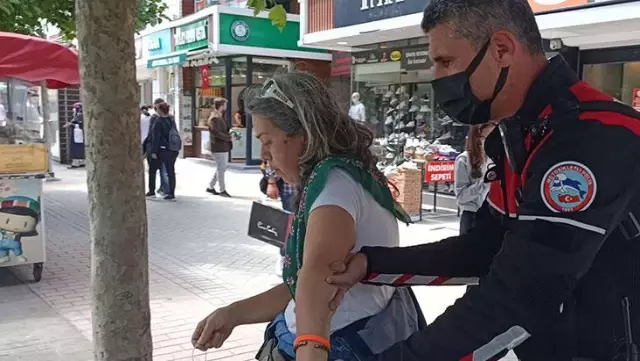 'Açık havada maske takmayı saçma buluyorum' diyen kadın gözaltına alındı 'Açık havada maske takmayı saçma buluyorum' diyen kadın gözaltına alındı