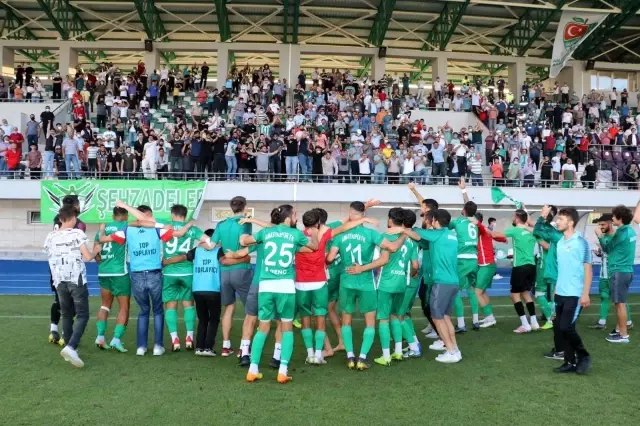 Amasyaspor 1968 futbolcuları galibiyeti oynayarak kutladı Amasyaspor 1968 futbolcuları galibiyeti oynayarak kutladı