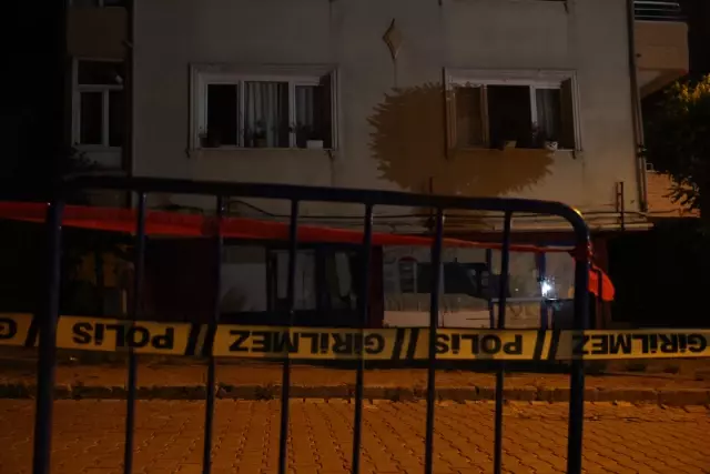 Avcılar'da kolonu çatlayan 5 katlı bina boşatıldı Avcılar'da kolonu çatlayan 5 katlı bina boşatıldı