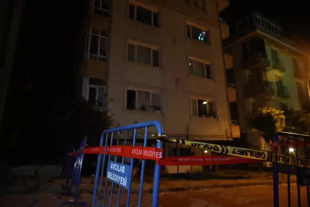 Avcılar'da kolonu çatlayan 5 katlı bina boşatıldı