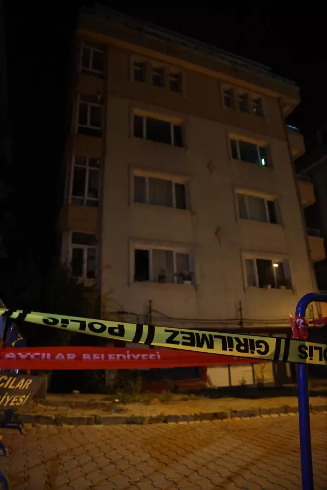 Avcılar'da kolonu çatlayan 5 katlı bina boşatıldı