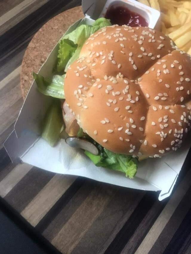 Az kalsın turşu diye yiyeceklerdi! Ünlü fast- food zincirinden alınan hamburgerin içinden sümüklü böcek çıktı Az kalsın turşu diye yiyeceklerdi! Ünlü fast- food zincirinden alınan hamburgerin içinden sümüklü böcek çıktı