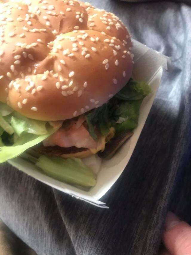 Az kalsın turşu diye yiyeceklerdi! Ünlü fast- food zincirinden alınan hamburgerin içinden sümüklü böcek çıktı Az kalsın turşu diye yiyeceklerdi! Ünlü fast- food zincirinden alınan hamburgerin içinden sümüklü böcek çıktı