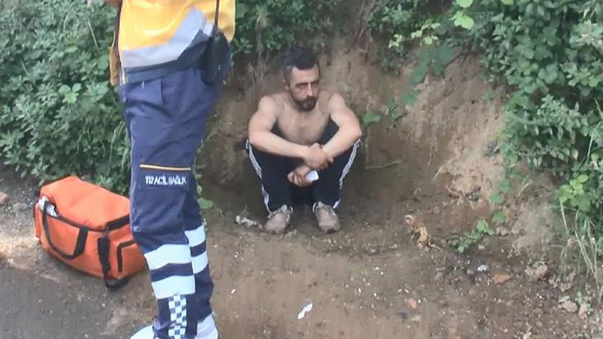 Babasıyla tartışan adam, kendini jiletleyip ateşe verdiği evini izledi