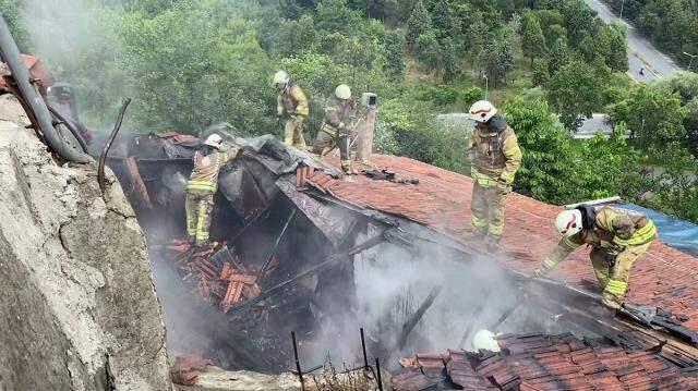 Babasına sinirlenip önce kendini jiletledi sonra evi yaktı Babasına sinirlenip önce kendini jiletledi sonra evi yaktı