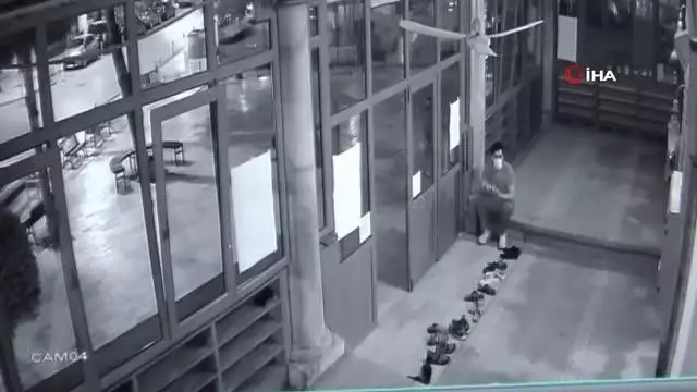 Camiye giren Bulldog cinsi köpek, cemaate korku dolu anlar yaşattı