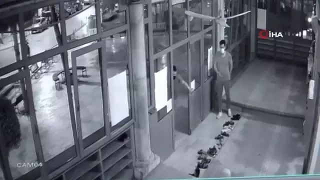 Camiye giren Bulldog cinsi köpek, cemaate korku dolu anlar yaşattı