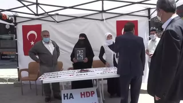 Çocukları dağa kaçırılan aileler HDP binası önünde oturma eylemi yaptı Çocukları dağa kaçırılan aileler HDP binası önünde oturma eylemi yaptı