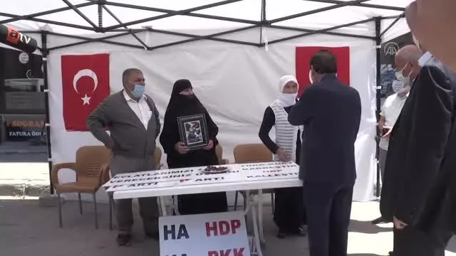 Çocukları dağa kaçırılan aileler HDP binası önünde oturma eylemi yaptı
