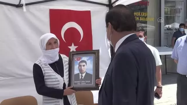 Çocukları dağa kaçırılan aileler HDP binası önünde oturma eylemi yaptı