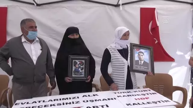 Çocukları dağa kaçırılan aileler HDP binası önünde oturma eylemi yaptı