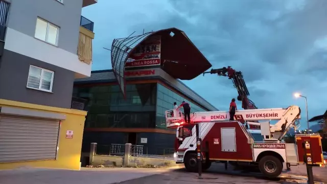 Denizli'de kum fırtınası: Çatılar uçtu, ağaçlar devrildi