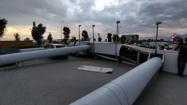 Denizli'de kum fırtınası: Çatılar uçtu, ağaçlar devrildi
