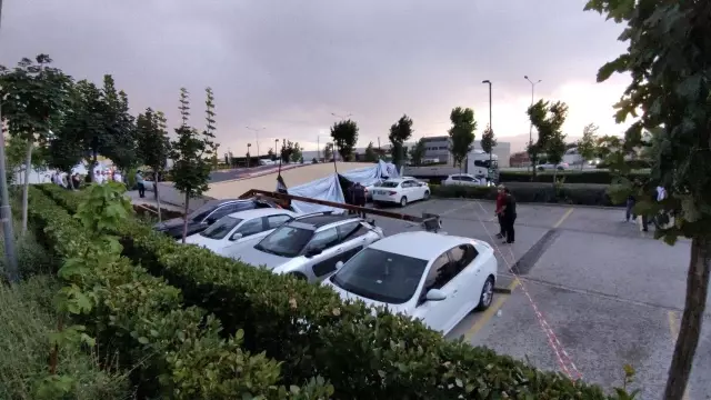 Denizli'de kum fırtınası: Çatılar uçtu, ağaçlar devrildi