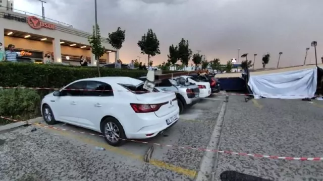 Denizli'de kum fırtınası: Çatılar uçtu, ağaçlar devrildi
