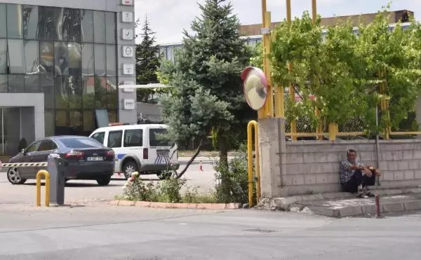 Sızan gaz işçileri zehirledi: 1 ölü, 9 yaralı Sızan gaz işçileri zehirledi: 1 ölü, 9 yaralı