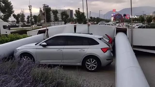 Fırtına sokakları savaş alanına çevirdi