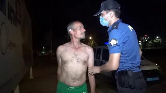 Araçlara aldırış etmeden yolda yarı çıplak yürüdü