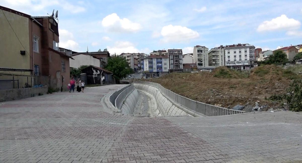 İBB'nin dere kenarına koyduğu koruma demirlerini görenler gözlerine inanamıyor