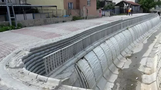 İBB'nin dere kenarına koyduğu koruma demirleri görenleri şoke etti İBB'nin dere kenarına koyduğu koruma demirleri görenleri şoke etti