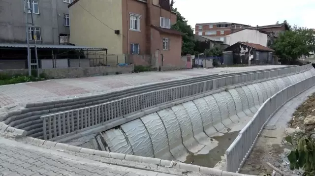 İBB'nin dere kenarına koyduğu koruma demirleri görenleri şoke etti İBB'nin dere kenarına koyduğu koruma demirleri görenleri şoke etti