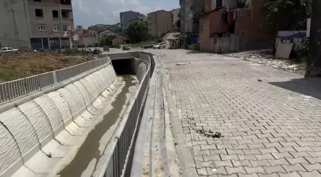 İBB'nin dere kenarına koyduğu koruma demirleri görenleri şoke etti İBB'nin dere kenarına koyduğu koruma demirleri görenleri şoke etti
