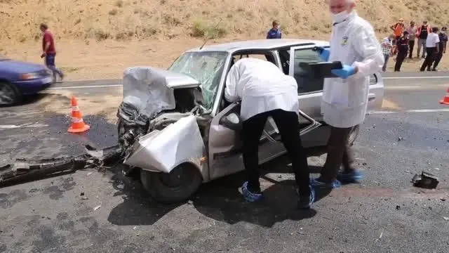 İki otomobil çarpıştı: 3 ölü, 3 yaralı
