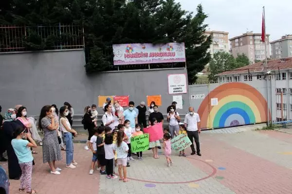 KAĞITHANE'DE ÖĞRENCİ VE VELİLERDEN 'ERKEN' TAYİN PROTESTOSU