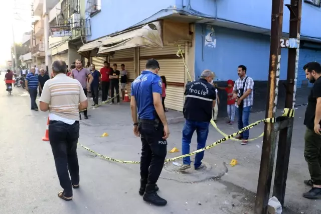 Silahlı saldırgan, kaldırımda yürüyen husumetlisini 10 el ateş ederek öldürüldü