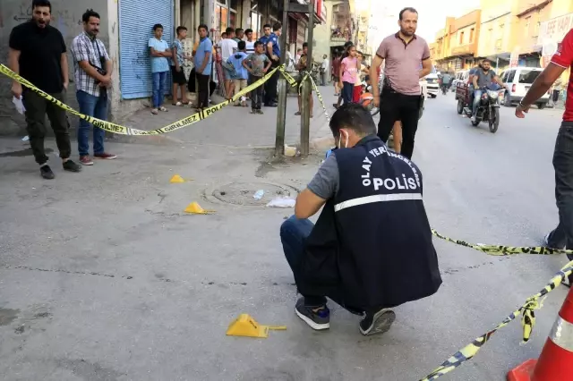 Silahlı saldırgan, kaldırımda yürüyen husumetlisini 10 el ateş ederek öldürüldü