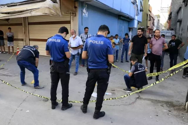 Silahlı saldırgan, kaldırımda yürüyen husumetlisini 10 el ateş ederek öldürüldü