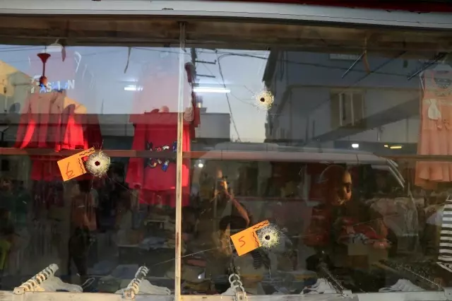 Silahlı saldırgan, kaldırımda yürüyen husumetlisini 10 el ateş ederek öldürüldü