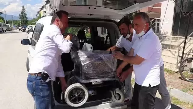 Kendisi için düşünülen akülü aracı daha çok ihtiyacı bulunan engelli kadına verdi Kendisi için düşünülen akülü aracı daha çok ihtiyacı bulunan engelli kadına verdi