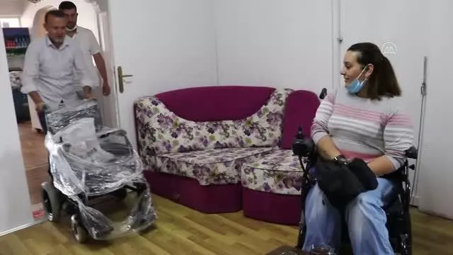 Kendisi için düşünülen akülü aracı daha çok ihtiyacı bulunan engelli kadına verdi