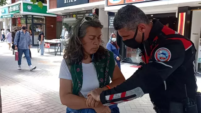 'Açık havada maske takmayı saçma buluyorum' diyen kadın gözaltına alındı 'Açık havada maske takmayı saçma buluyorum' diyen kadın gözaltına alındı