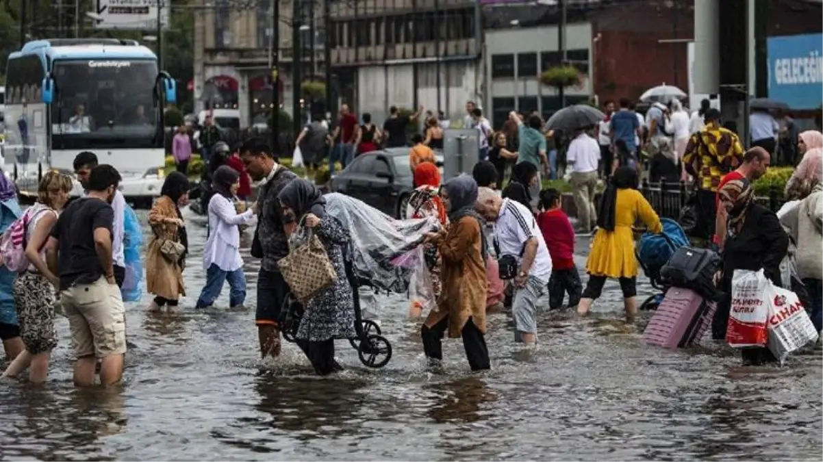 Meteoroloji'den İstanbul için ani sel ve su baskını uyarısı! 11.00-19.00 saatleri arasında etkili olacak