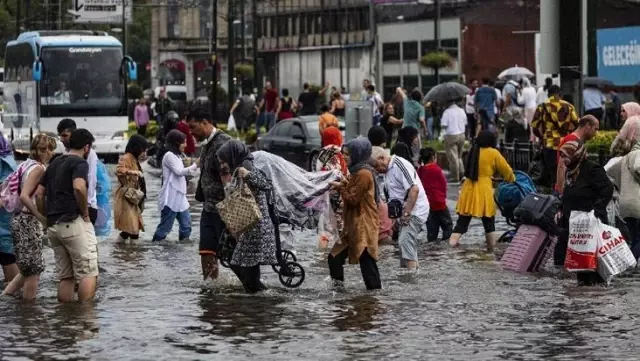Meteoroloji'den İstanbul için ani sel ve su baskını uyarısı! 11.00-19.00 saatleri arasında etkili olacak Meteoroloji'den İstanbul için ani sel ve su baskını uyarısı! 11.00-19.00 saatleri arasında etkili olacak